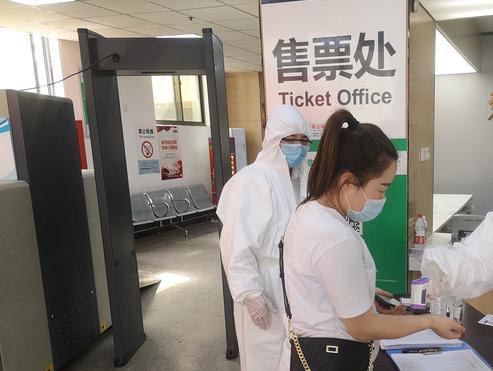 抗疫“不退” 機(jī)場(chǎng)巴士保障重要交通樞紐客運(yùn)安全