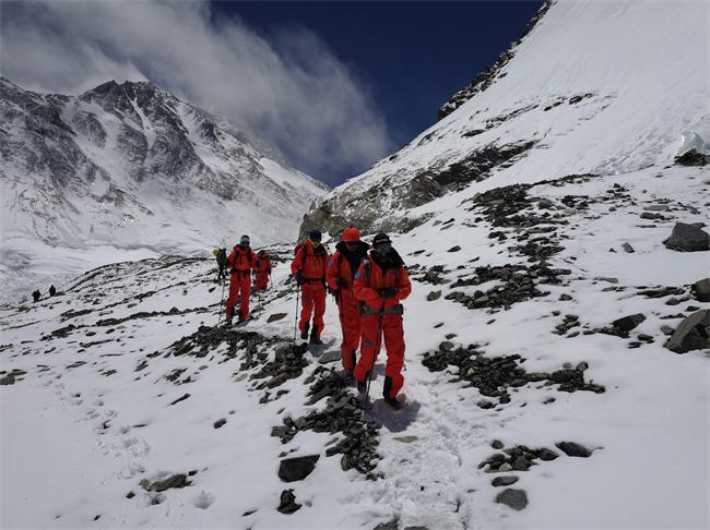珠峰测量队撤回海拔5200米大本营休整