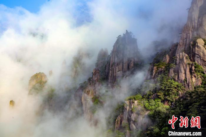 连日来，三清山持续出现云雾翻腾的壮丽美景。　张和忠　摄