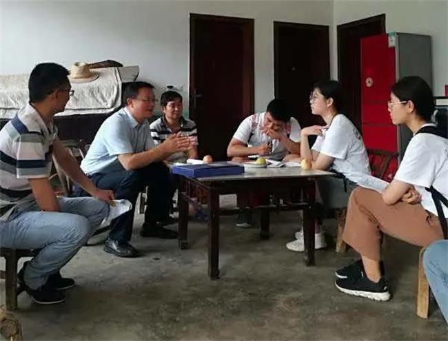 從“黃老師”到“黃縣長(zhǎng) ” 他趟出一條“校地共建”扶貧新路