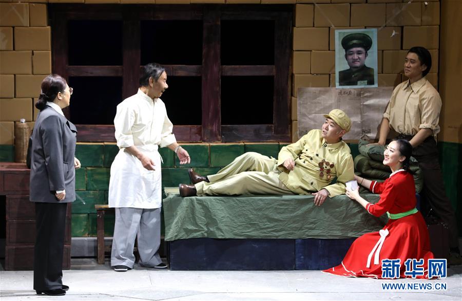 5月12日，苗阜（右三）在话剧《西望长安》中表演。