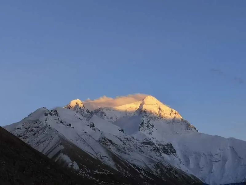 冰雪奇缘！陕西测绘队员在珠峰发现“冰雪隧道”！ 还发来了“明信片”