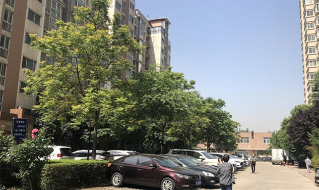 西安印象小区停车收费引发质疑 业主呼吁“一碗水端平”