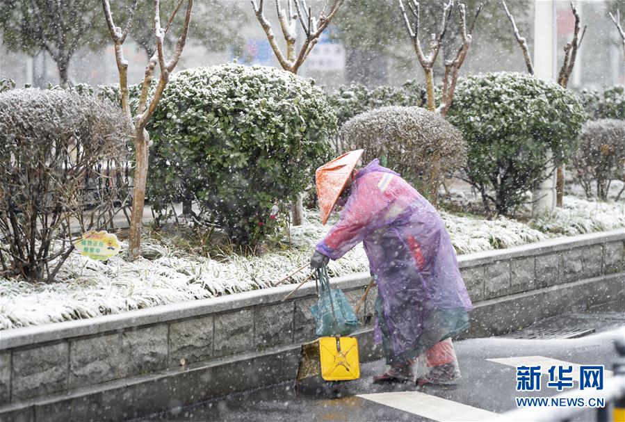 （新華全媒頭條·圖文互動(dòng)）（31）風(fēng)雨無(wú)阻向前進(jìn)——寫在全國(guó)疫情防控阻擊戰(zhàn)取得重大戰(zhàn)略成果之際