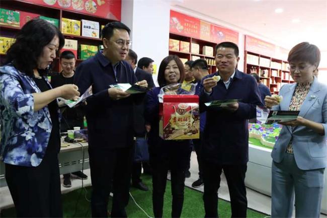 “副市長來帶貨了！”榆林市副市長王華勝帶火定邊爐饃饃