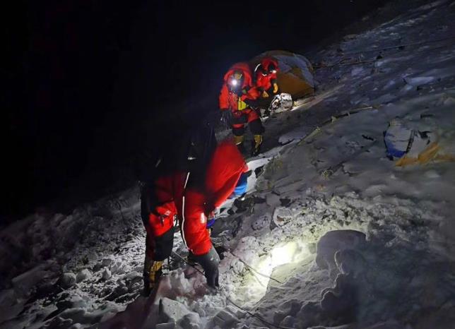  测量登山队预计今天上午10点到11点间能到达珠峰顶峰