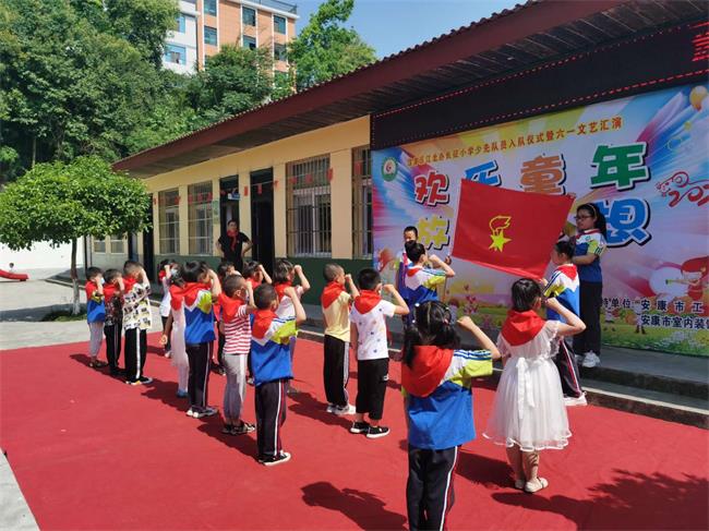 安康市工商聯(lián)攜手市室內(nèi)裝飾協(xié)會(huì)開展“愛心攜手共成長，守望相助顯擔(dān)當(dāng)”慈善捐贈(zèng)活動(dòng)