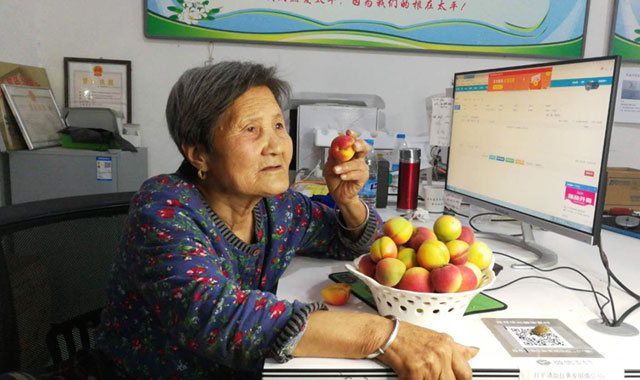 80岁奶奶变身带货主播