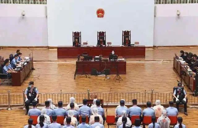 “黑老大”受審！從市委書記到普通民警，上百人受其賄賂