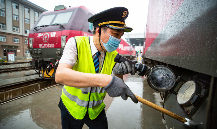 冒雨检查确保机车运行安全