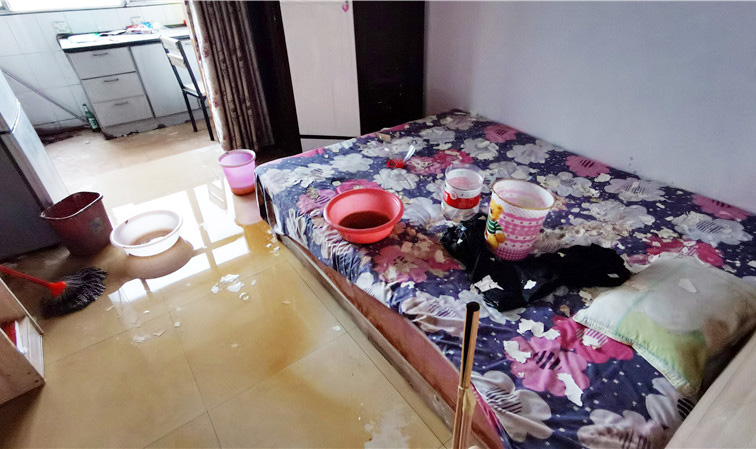 西安老旧小区改造致多个小区顶层漏雨 有住户带着婴儿住外边