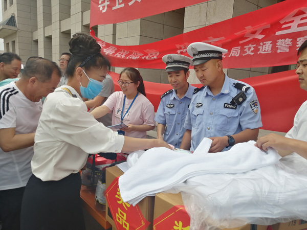 榆林交警三大隊(duì)走進(jìn)袁大灘煤礦開展“一盔一帶”進(jìn)企業(yè)宣傳活動(dòng)