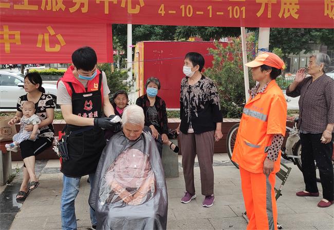 銅川錦繡園社區(qū)開展“情系端午·關(guān)愛老人”志愿服務(wù)活動(dòng)