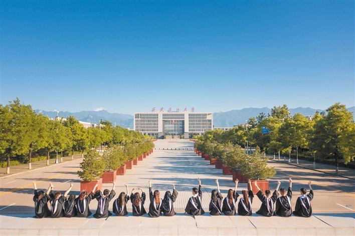 和秦岭“同学”合拍毕业照