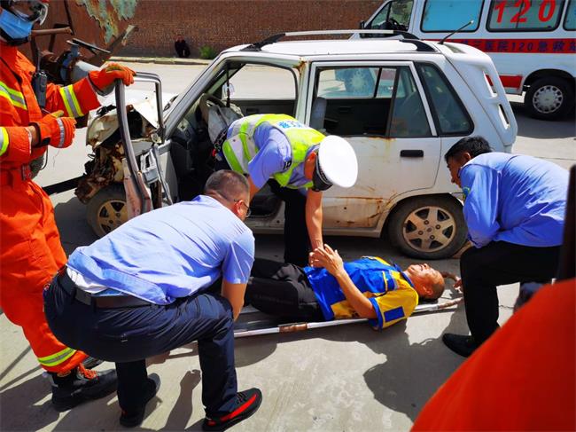 榆林交警三大隊(duì)開展道路交通事故“四位一體”應(yīng)急救援演練