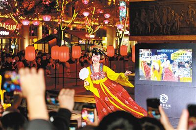 “不倒翁小姐姐”： 穿漢服做直播宣傳西安