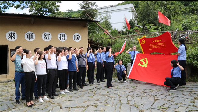 重走紅軍道??共慶黨生日 ——嵐皋縣檢察院黨支部聯(lián)合茶園村、正溝村黨支部開展主題黨日活動(dòng)