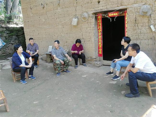 旬陽政協(xié)在包聯(lián)鎮(zhèn)開展“七一”慰問活動