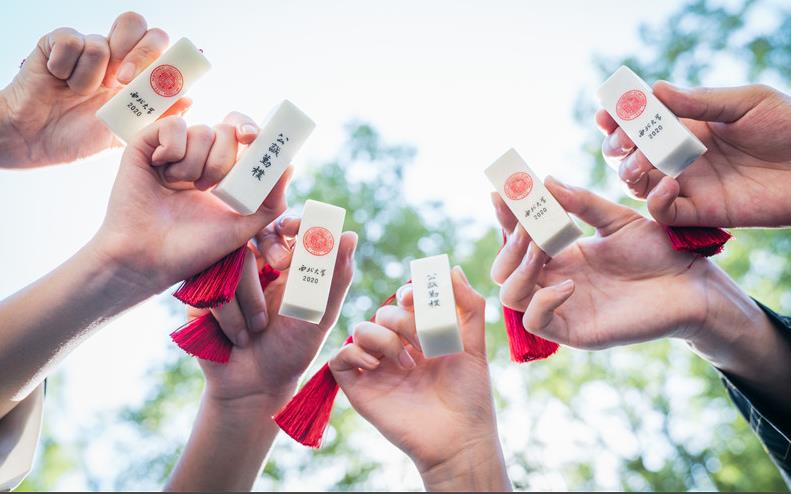 “特别的礼赠特别的你” 今年陕西高校毕业礼都送了些啥？