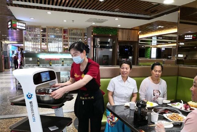 “餐飲店用機(jī)器人當(dāng)傳菜員” 無接觸服務(wù)受到市民點(diǎn)贊