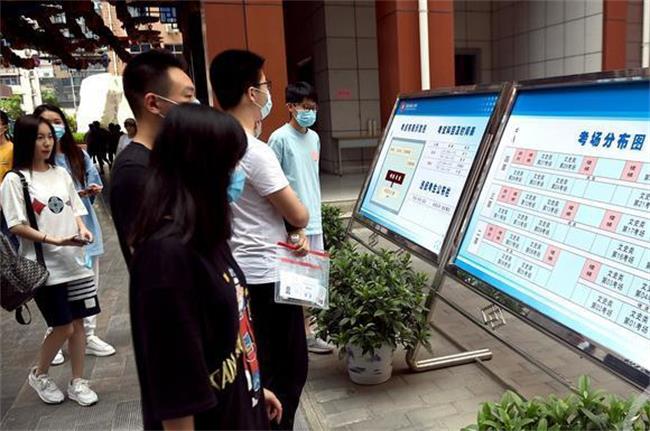 高考在即！考生“踩点”看考场：防疫防暑措施到位