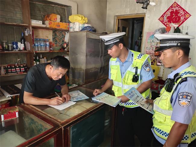 府谷古城交警掃黑除惡宣傳進鄉(xiāng)鎮(zhèn)集市