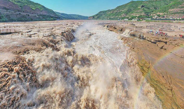 黄河壶口现“金色瀑布”