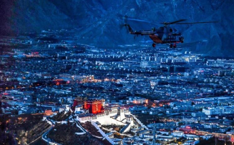 高原战士组织夜间飞行训练，与布达拉宫同框