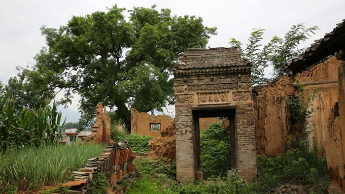 西安少陵原上废弃的古宅 没倒的垂花门精美无比