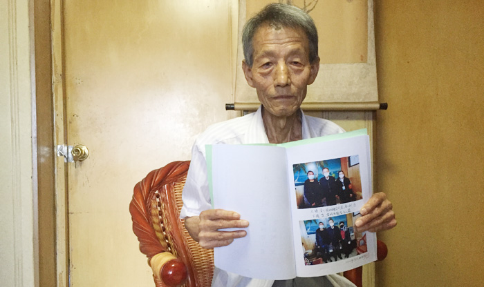 84岁老人用温暖视角记述抗疫身边事