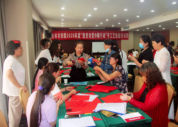 學(xué)技能、奔小康！ 榆林市婦聯(lián)這個(gè)培訓(xùn)班上，姐妹們?cè)獨(dú)鉂M滿！