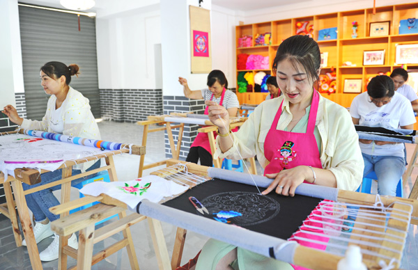 羌绣技艺促增收