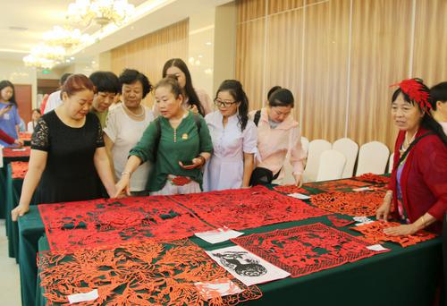 曬技藝，展成果！ 市婦聯(lián)“搭臺(tái)”，160名榆林姐妹喜領(lǐng)結(jié)業(yè)證