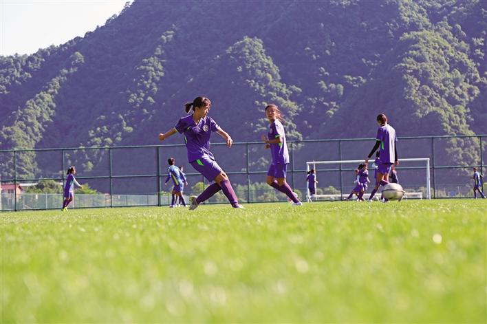 三秦新风貌 在秦岭小镇里踢足球