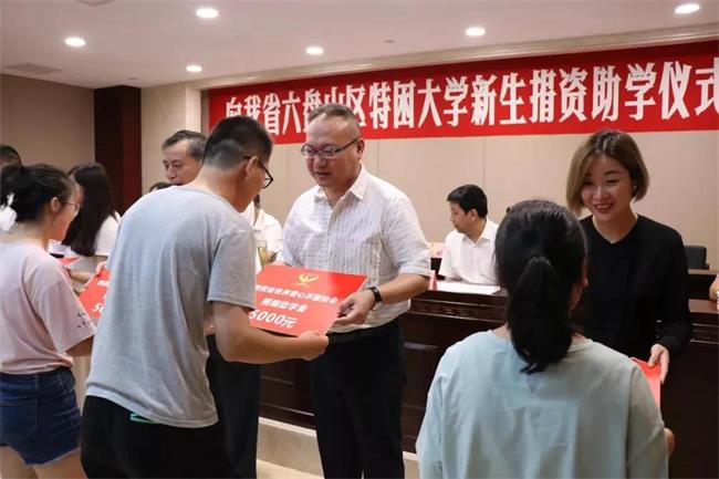 助力脱贫攻坚·委员在行动|李元彬：为贫困群众做好“保姆式”服务