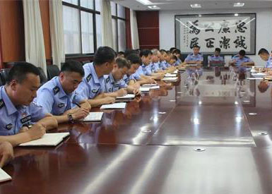 延安市公安局領(lǐng)導(dǎo)深入?yún)瞧鹂h公安局檢查指導(dǎo)工作