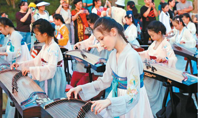 秦人秦地弹秦筝