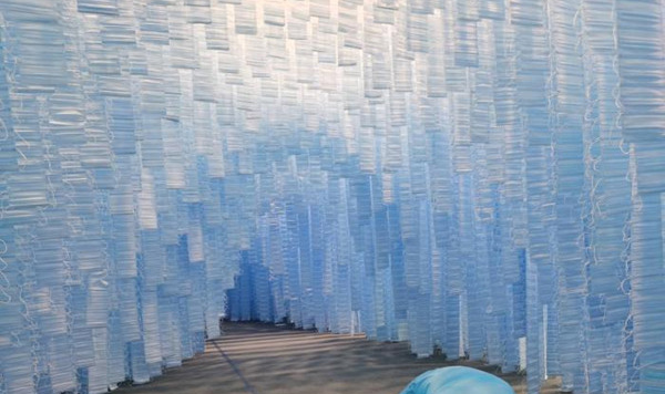 行走在数万只口罩间是什么体验 这个装置艺术很特别