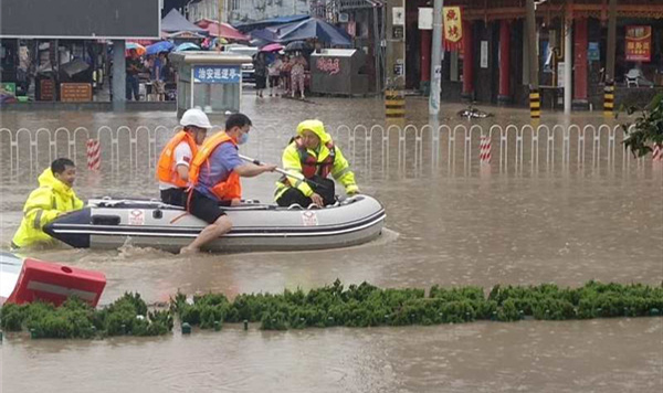再现“雨中情” 西咸新区暴雨 民警用皮划艇救助孕妇和病人