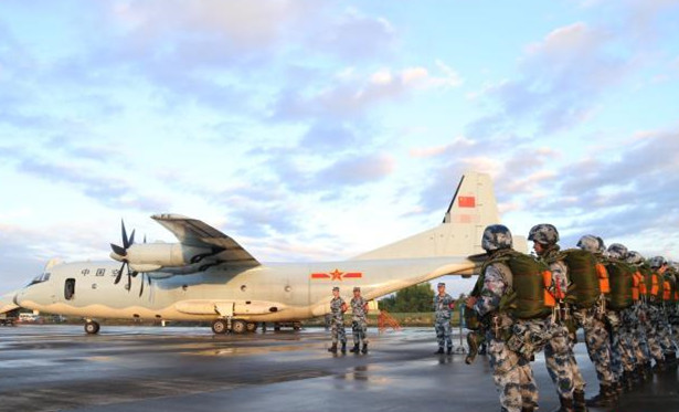 直击空降兵学员 临空一跃是最帅气的姿态