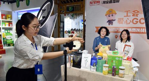 用行動(dòng)彰顯“咱們工人有力量” ——陜西各級工會助力“六穩(wěn)”“六?！惫ぷ骶C述