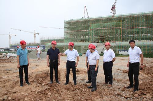 新建丹鳳中學(xué)圖書行政樓順利封頂