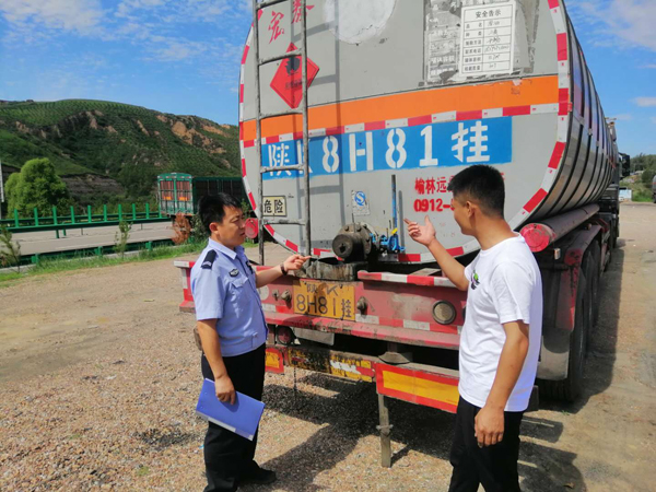 府谷三道溝交警走進(jìn)?；愤\(yùn)輸企業(yè)開(kāi)展安全隱患排查