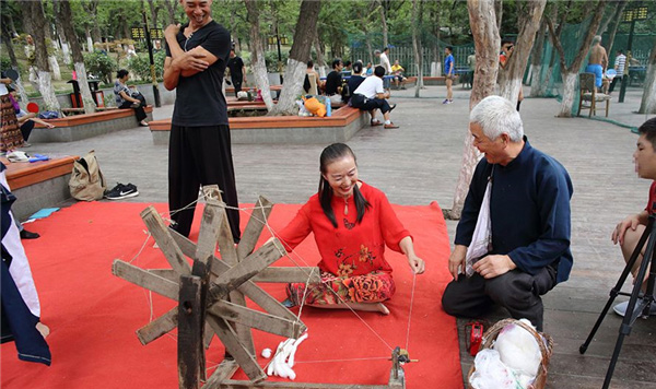 兴庆公园“网红”大爷和他的祖传木纺车