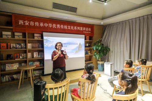 全國道德模范、省十一屆政協(xié)委員陳若星為孩子們講述家風(fēng)故事