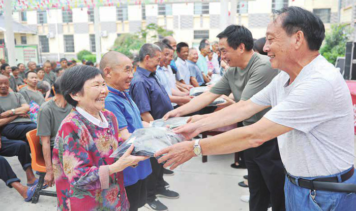 敬老院里送温暖