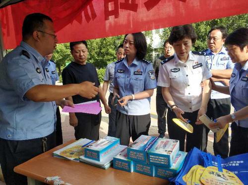 陜西省公安廳出入境管理局劉景異副局長一行到榆陽區(qū)崇文路派出所督導(dǎo)調(diào)研反電詐宣傳工作