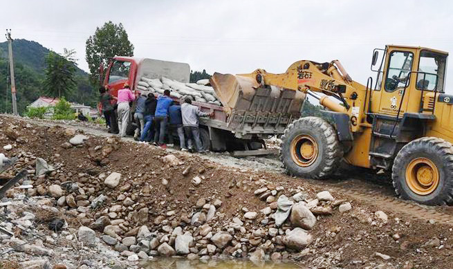 陕西洛南：山洪过后忙自救