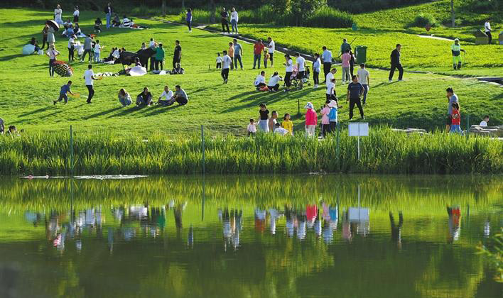 初秋时节南泥湾 花满河谷绿满山