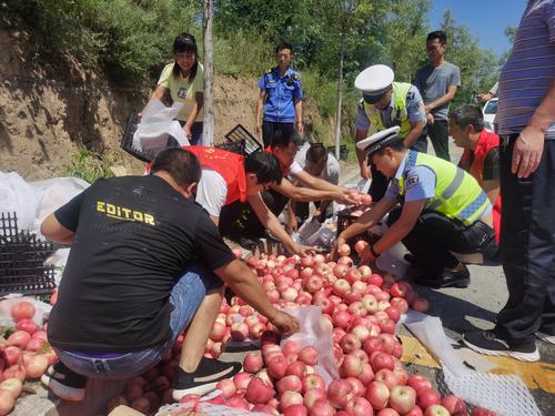 貨車側(cè)翻蘋果散落 宜君警民攜手撿拾